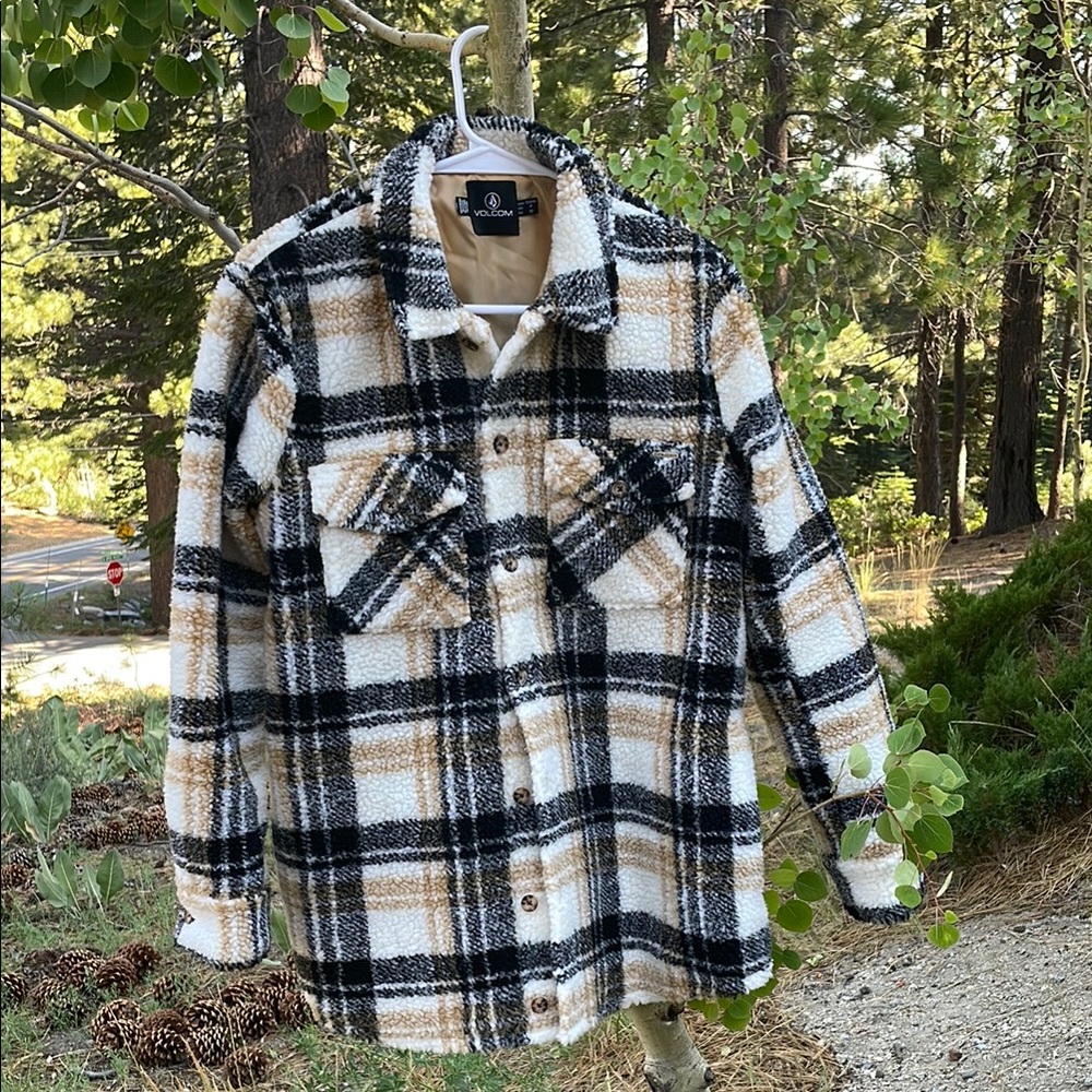 Volcolm Plaid Button-Up Jacket